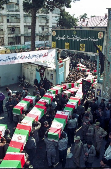 عکس های منتشر نشده از تشییع پیکر ۳۰۰۰ هزار شهید در سال ۱۳۷۳