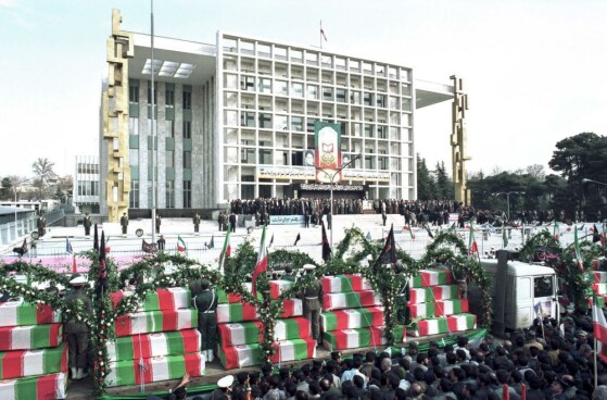 عکس های منتشر نشده از تشییع پیکر ۳۰۰۰ هزار شهید در سال ۱۳۷۳