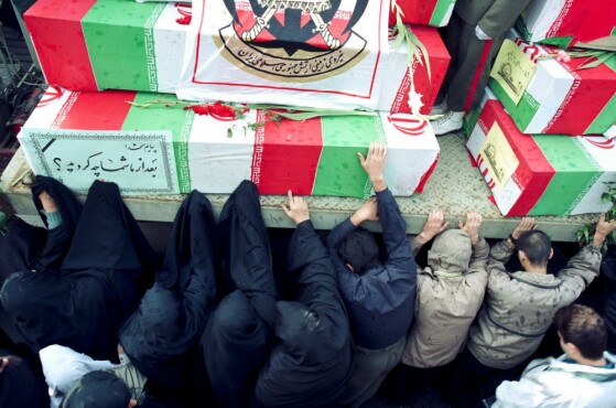 عکس های منتشر نشده از تشییع پیکر ۳۰۰۰ هزار شهید در سال ۱۳۷۳