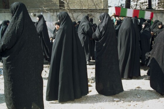 عکس های منتشر نشده از تشییع پیکر ۳۰۰۰ هزار شهید در سال ۱۳۷۳