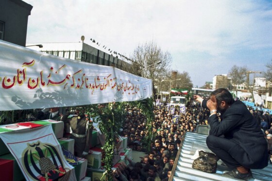 عکس های منتشر نشده از تشییع پیکر ۳۰۰۰ هزار شهید در سال ۱۳۷۳