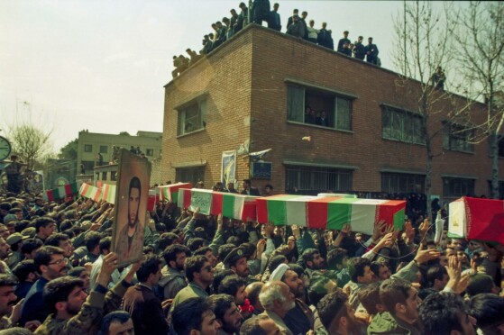 عکس های منتشر نشده از تشییع پیکر ۳۰۰۰ هزار شهید در سال ۱۳۷۳