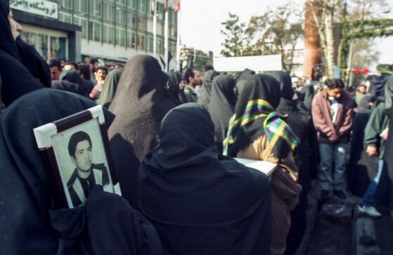 عکس های منتشر نشده از تشییع پیکر ۳۰۰۰ هزار شهید در سال ۱۳۷۳