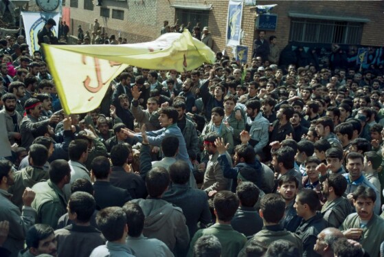 عکس های منتشر نشده از تشییع پیکر ۳۰۰۰ هزار شهید در سال ۱۳۷۳