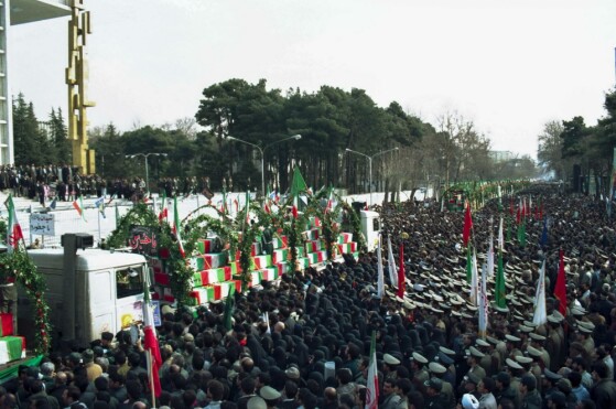 عکس های منتشر نشده از تشییع پیکر ۳۰۰۰ هزار شهید در سال ۱۳۷۳