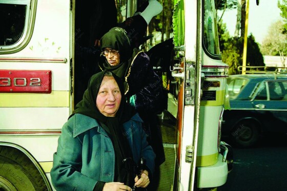 تصاویر منتشر نشده از تشییع پیکر رقیه چهره آزاد در سال ۱۳۷۳