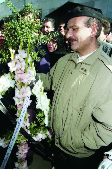 تصاویر منتشر نشده از تشییع پیکر رقیه چهره آزاد در سال ۱۳۷۳