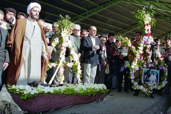 تصاویر منتشر نشده از تشییع پیکر رقیه چهره آزاد در سال ۱۳۷۳