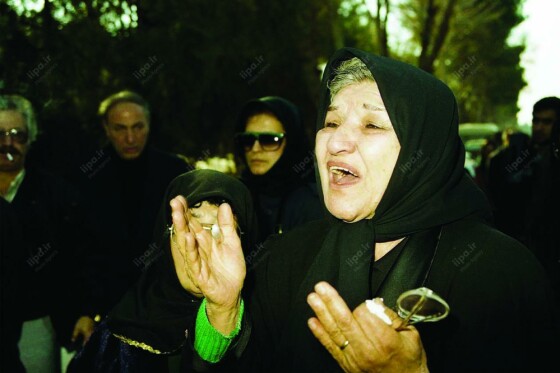 تصاویر منتشر نشده از تشییع پیکر رقیه چهره آزاد در سال ۱۳۷۳