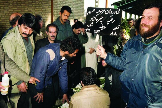 تصاویر منتشر نشده از تشییع پیکر رقیه چهره آزاد در سال ۱۳۷۳