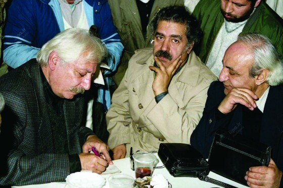 تصاویر منتشر نشده از تشییع پیکر رقیه چهره آزاد در سال ۱۳۷۳