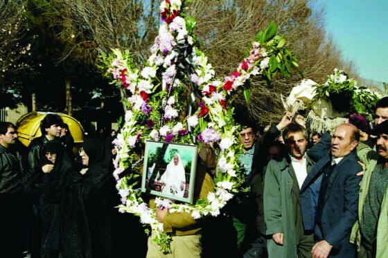تصاویر منتشر نشده از تشییع پیکر رقیه چهره آزاد در سال ۱۳۷۳