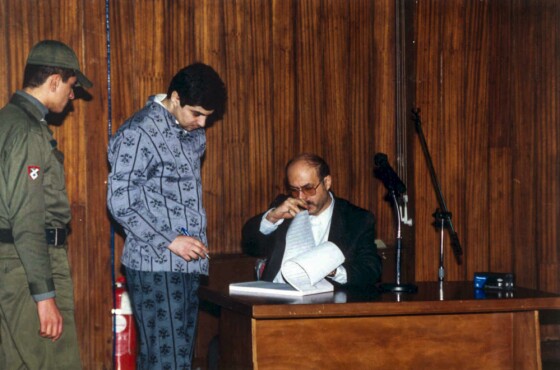 عکس های منتشر نشده از اولین دادگاه شهرام جزایری در بهمن ۱۳۸۰