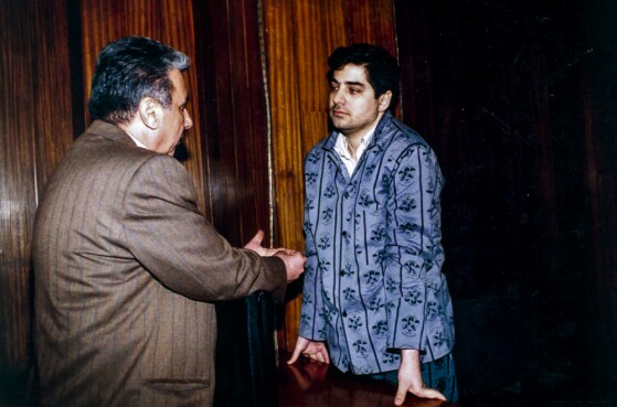 عکس های منتشر نشده از اولین دادگاه شهرام جزایری در بهمن ۱۳۸۰