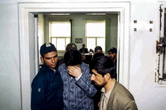 عکس های منتشر نشده از اولین دادگاه شهرام جزایری در بهمن ۱۳۸۰