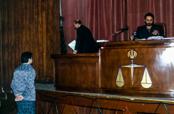 عکس های منتشر نشده از اولین دادگاه شهرام جزایری در بهمن ۱۳۸۰