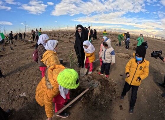 کاشت ۲۴۰۰۰ نهال به مناسبت کنگره ۲۴۰۰۰ شهید تهران