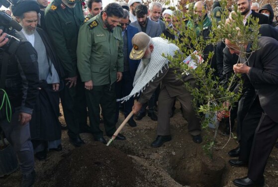 کاشت ۲۴۰۰۰ نهال به مناسبت کنگره ۲۴۰۰۰ شهید تهران