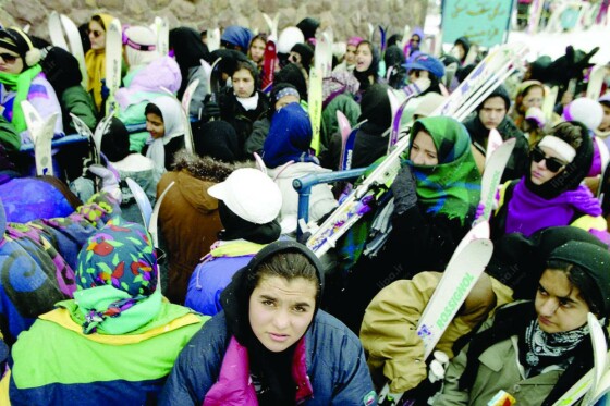 تفریحات زمستانی جوانان در پیست اسکی دیزین در اوایل دهه هفتاد