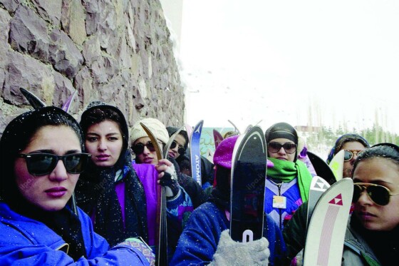 تفریحات زمستانی جوانان در پیست اسکی دیزین در اوایل دهه هفتاد