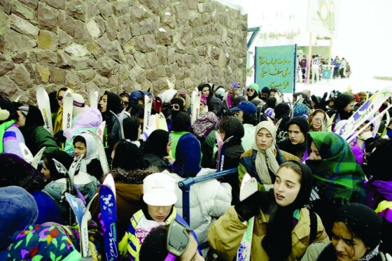 تفریحات زمستانی جوانان در پیست اسکی دیزین در اوایل دهه هفتاد