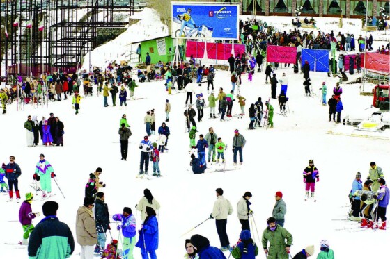 تفریحات زمستانی جوانان در پیست اسکی دیزین در اوایل دهه هفتاد