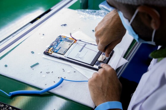 کارخانه تولید موبایل و تبلت ایرانی در بندرعباس