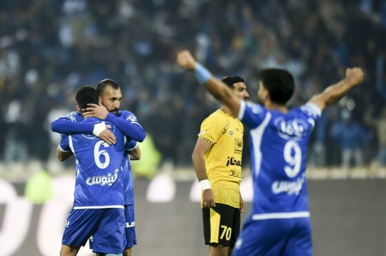 دیدار تیم های فوتبال استقلال و سپاهان