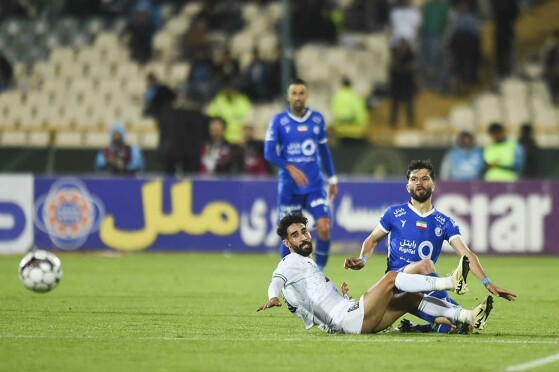 دیدار تیم های فوتبال استقلال تهران و ذوب آهن اصفهان