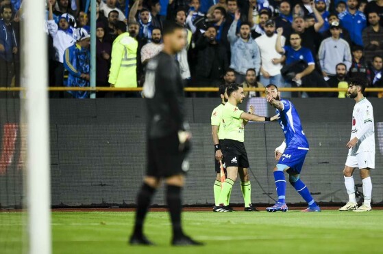 دیدار تیم های فوتبال استقلال تهران و ذوب آهن اصفهان