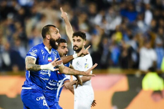 دیدار تیم های فوتبال استقلال تهران و ذوب آهن اصفهان