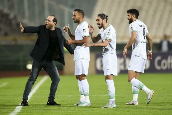 دیدار تیم های فوتبال استقلال تهران و ذوب آهن اصفهان