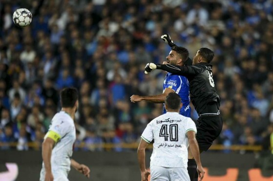 دیدار تیم های فوتبال استقلال تهران و ذوب آهن اصفهان