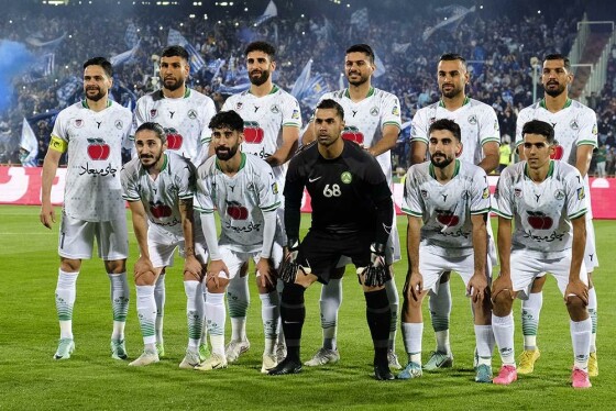 دیدار تیم های فوتبال استقلال تهران و ذوب آهن اصفهان