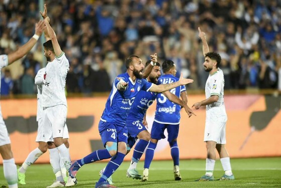 دیدار تیم های فوتبال استقلال تهران و ذوب آهن اصفهان