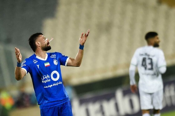 دیدار تیم های فوتبال استقلال تهران و ذوب آهن اصفهان