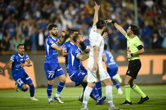 دیدار تیم های فوتبال استقلال تهران و ذوب آهن اصفهان