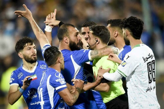 دیدار تیم های فوتبال استقلال تهران و ذوب آهن اصفهان