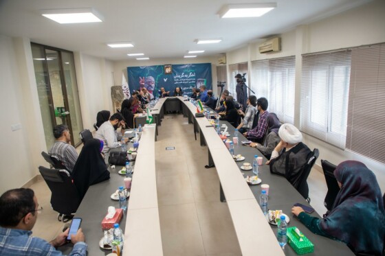 رو نمایی از کتاب «اخگر به گریبان» نوشته  منیر شفیق در موسسه ایران