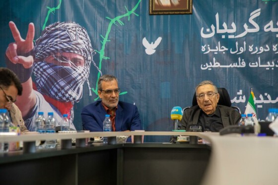 رو نمایی از کتاب «اخگر به گریبان» نوشته  منیر شفیق در موسسه ایران