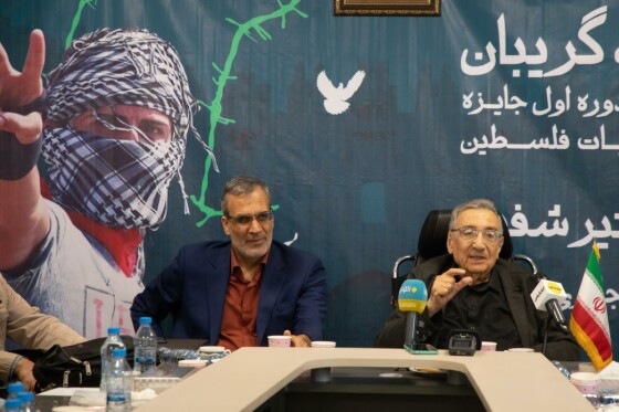 رو نمایی از کتاب «اخگر به گریبان» نوشته  منیر شفیق در موسسه ایران