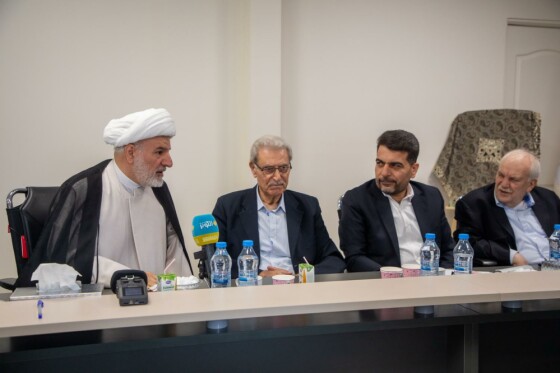 رو نمایی از کتاب «اخگر به گریبان» نوشته  منیر شفیق در موسسه ایران