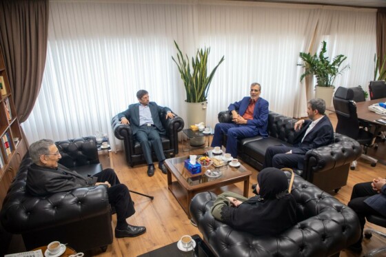 رو نمایی از کتاب «اخگر به گریبان» نوشته  منیر شفیق در موسسه ایران