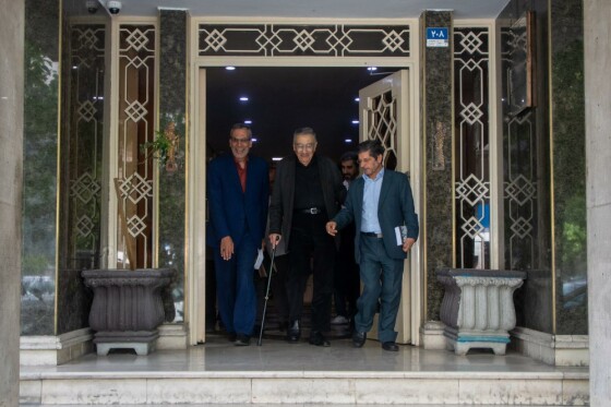 رو نمایی از کتاب «اخگر به گریبان» نوشته  منیر شفیق در موسسه ایران