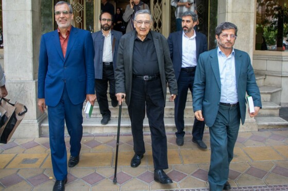 رو نمایی از کتاب «اخگر به گریبان» نوشته  منیر شفیق در موسسه ایران