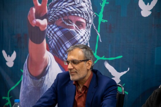 رو نمایی از کتاب «اخگر به گریبان» نوشته  منیر شفیق در موسسه ایران