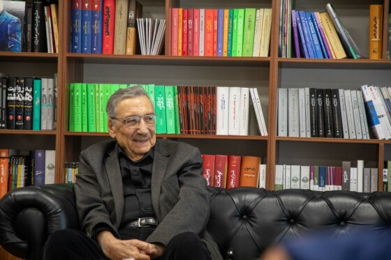 رو نمایی از کتاب «اخگر به گریبان» نوشته  منیر شفیق در موسسه ایران