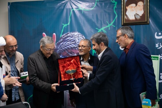 رو نمایی از کتاب «اخگر به گریبان» نوشته  منیر شفیق در موسسه ایران