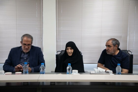 رو نمایی از کتاب «اخگر به گریبان» نوشته  منیر شفیق در موسسه ایران