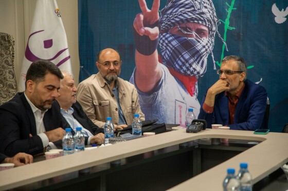 رو نمایی از کتاب «اخگر به گریبان» نوشته  منیر شفیق در موسسه ایران